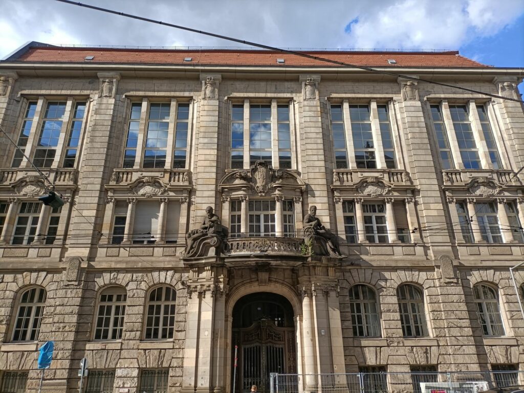 Fassade der Philosophischen Fakultät der Humboldt Universität
